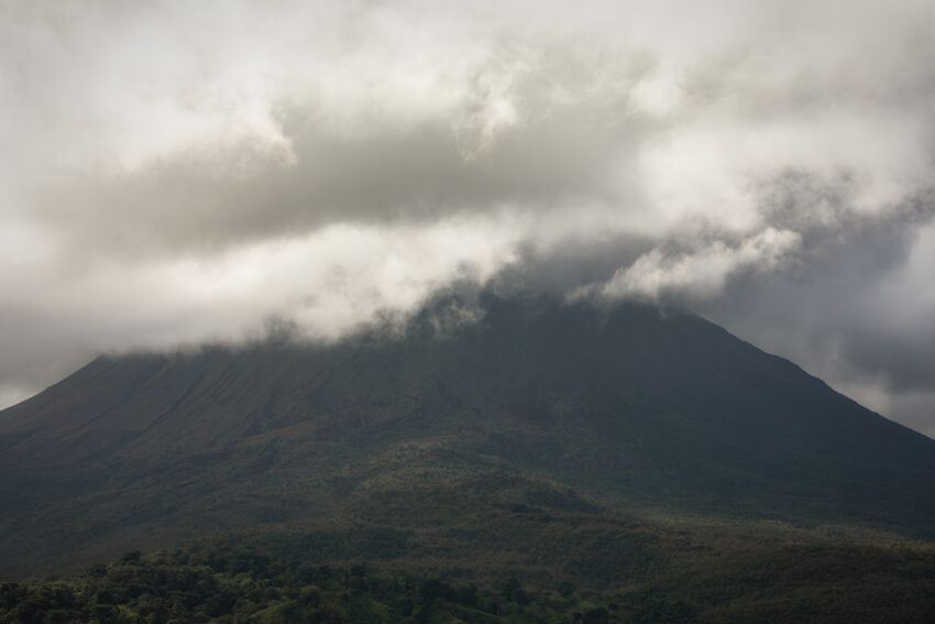 Une vue du volcan Arenal sous une brume épaisse dans les alentours de La Fortuna